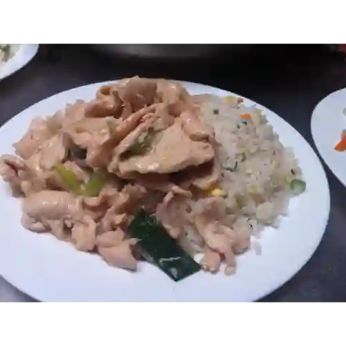 Pollo Mongoliano con Arroz Chaufan