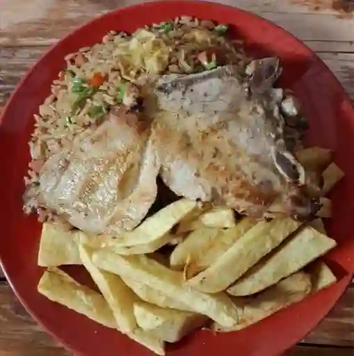 Chuleta Frita con Arroz Chaufa