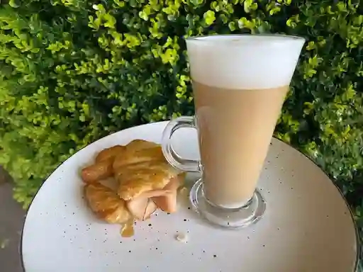 Croissant Jamón Queso + Latte