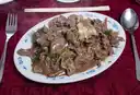 Carne Mongoliana con Ají, 2 Arroz Chaufan, 4 Wantán Fritos