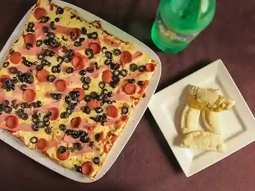 2 Pizzas Familiares, Bebida 1,5 Lt y 12 Empanadas de Queso