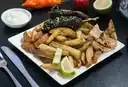 Kebbab con Papas Fritas Rústicas y Hummus + Bebida en Lata 350ml