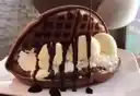 Waffle Helado con Salsa de Chocolate