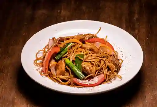 Tallarín Saltado Lomo Pollo