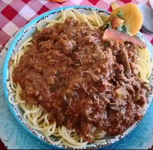 Spaghetti con Carne Mechada y Salsa Bologñesa