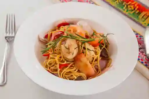 Spaguetti Salteado Pollo y Carne