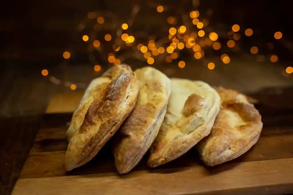 Empanada De Queso Salame Hoja