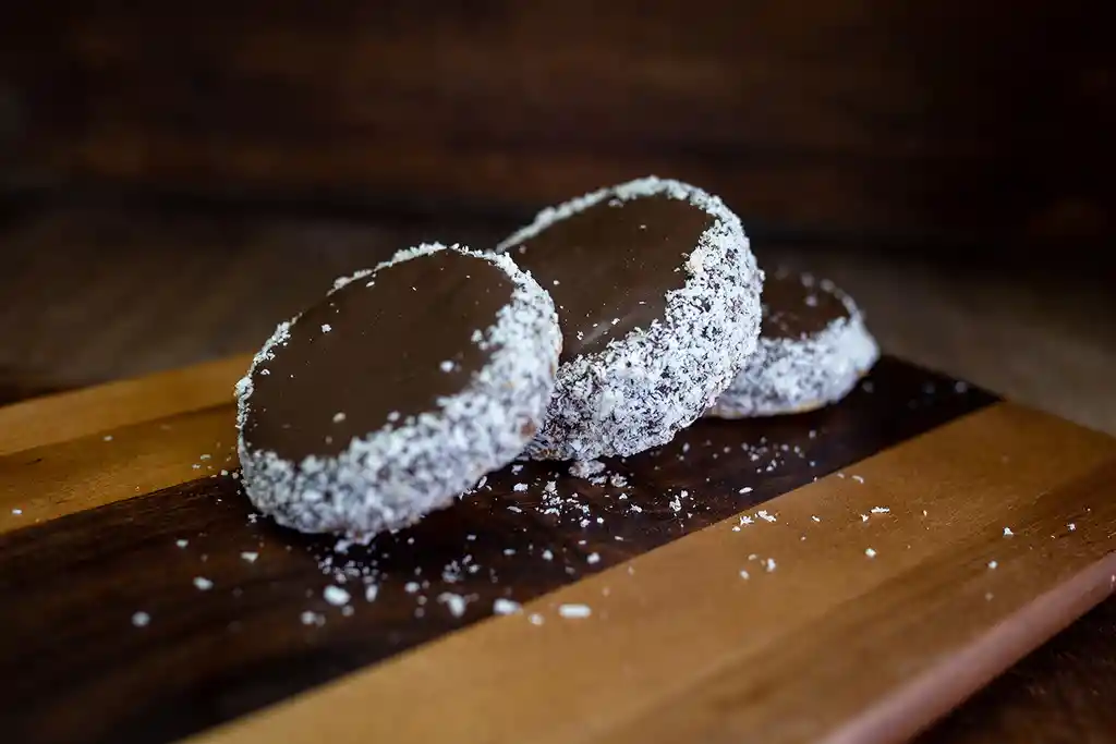 Alfajor De Maicena Envuelto En Chocolate Y Coco