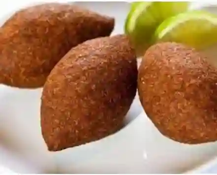 Kubbeh Frito Relleno de Carne, Acompañado de Salsa de Ajo