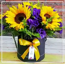 Girasoles y lisianthus en caja