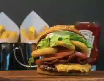 Minmay Burger / Incluye Papas Fritas