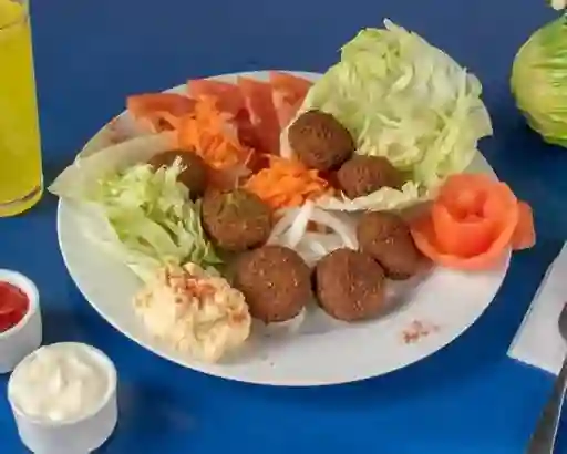Plato falafel con ensalada