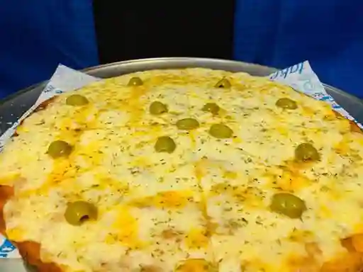 Pizza La Muzza + Bebida 1.5 L