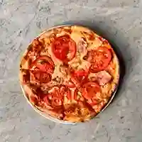 Pizza napolitana con jamón y tomate
