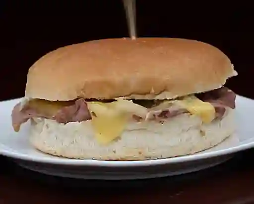 Sándwich de churrasco con queso