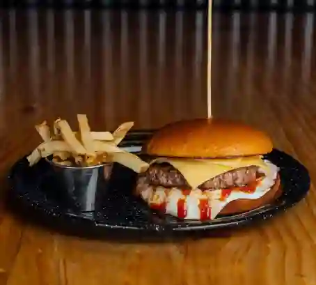 Burger Simple con Papas Fritas