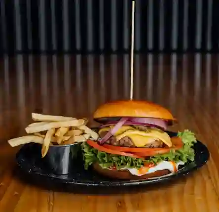 Cheese Burger con Papas Fritas