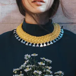 Maria la Biyux Collar Mostaza Triangular