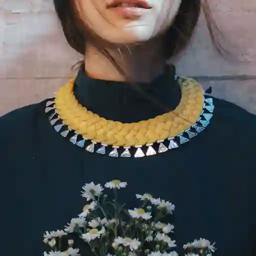 Maria la Biyux Collar Mostaza Triangular
