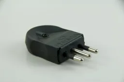 Rema Enchufe Macho 2P + T 10A Negro