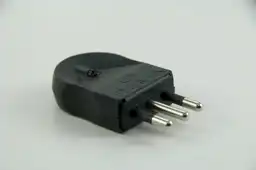 Rema Enchufe Macho 2P + T 10A Negro