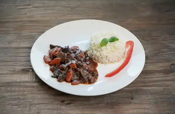 Carne al Vino (Boeuf Bourguignon) Con Arroz Blanco