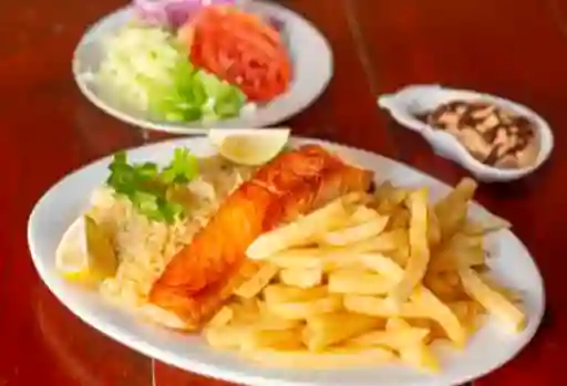 Salmón a la Plancha + Ensalada + Postre