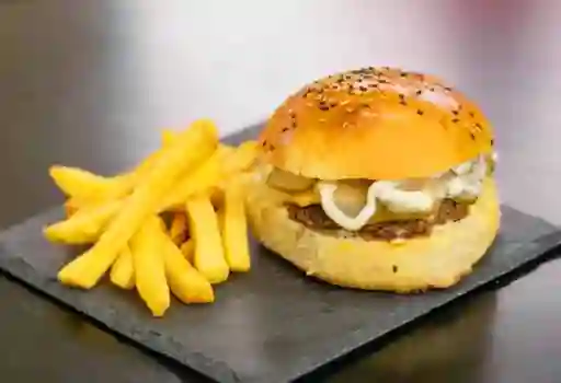 Cheeseburger + Papas Fritas