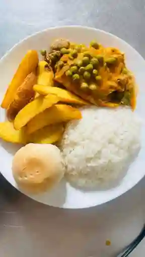 Pollo Arvejado con Agregado y Ensalada