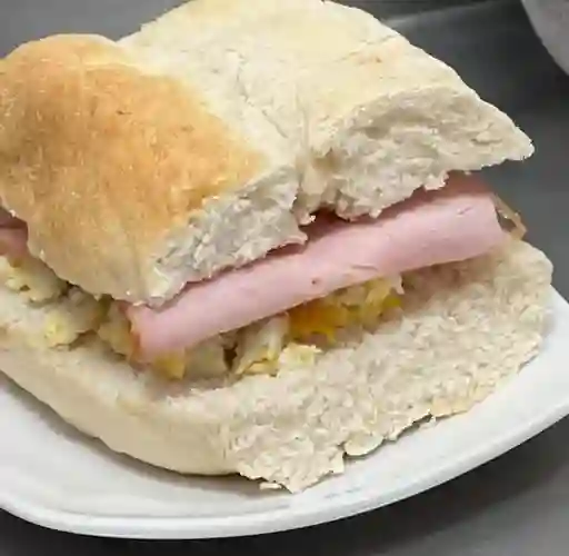 Sándwich Marraqueta Huevo y Jamón