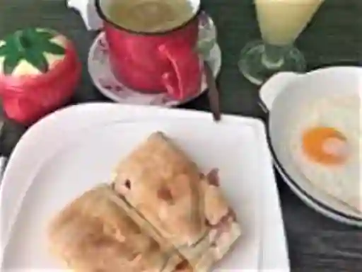 Sándwich con Huevos y Jugo