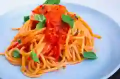 Sapaghetti con Salsa Blanca y Jamón