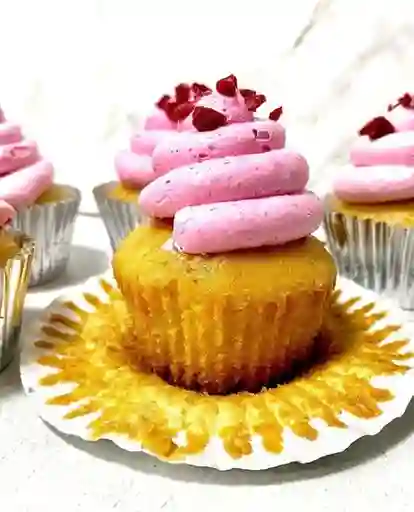 Cupcake Relleno Rosa y Frambuesa