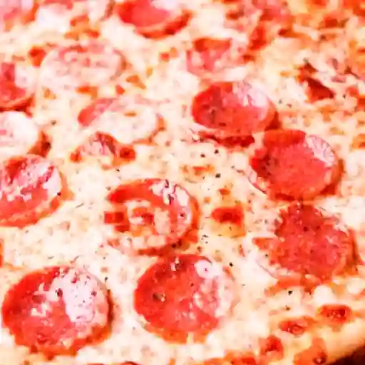Pizza con Pepperoni Grande + Bebida