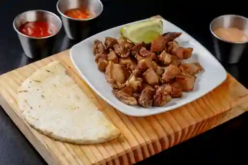 Chicharrón y Arepa