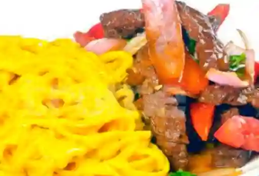 Tallarín a la Huancaína con Lomo Saltado