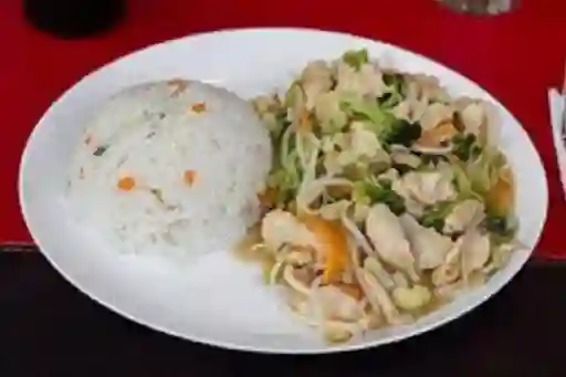 Chapsui de Pollo con Arroz Chaufan