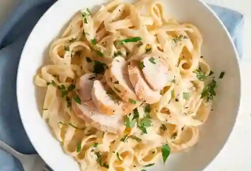 Fetuccini Alfredo de Pollo