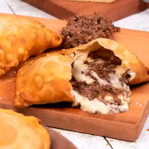 Empanada de Mechada y Queso