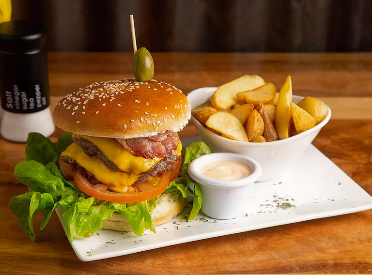 Burger Zu con Papas Rústicas