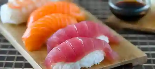 Nigiris Nikkei de Atún y Salmón