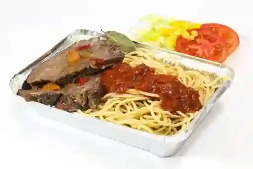 Carne Mechada con Spaghetti y Ensalada