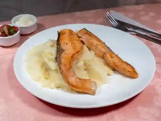 Salmón a la Mantequilla y Bebida