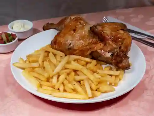 Pollo 1/2 con Papas Fritas Medianas