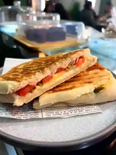 Sándwich Rústico de Queso y Tomate