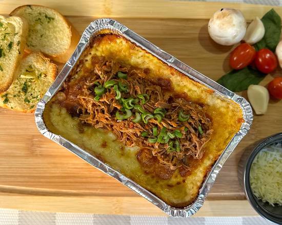 Lasaña Mechada Grande + Pancitos de Ajo