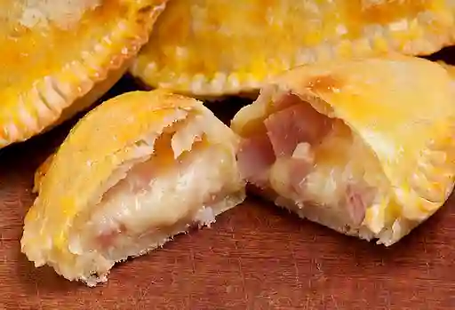 Empanada Frita de Jamón Piña y Queso