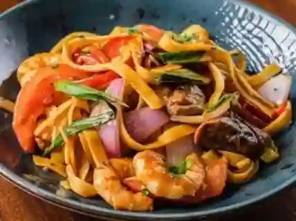 Fettuccine Saltado Filete Camarón