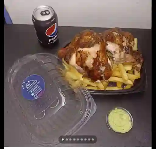 1/2 Pollo + Papas Medianas + Salsas de la Casa 2 Onzas