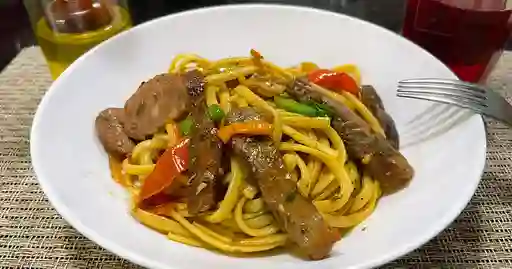 Tallarín Saltado de Pollo